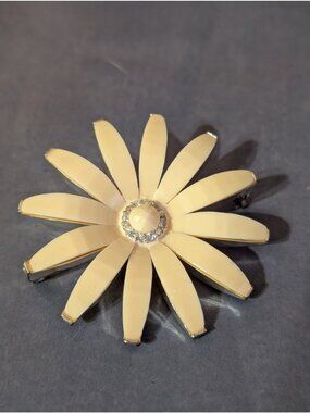 Liz Claiborne Yellow Daisy Flower Brooch w/ Rhinestone Center 2.25in 1940s Style
